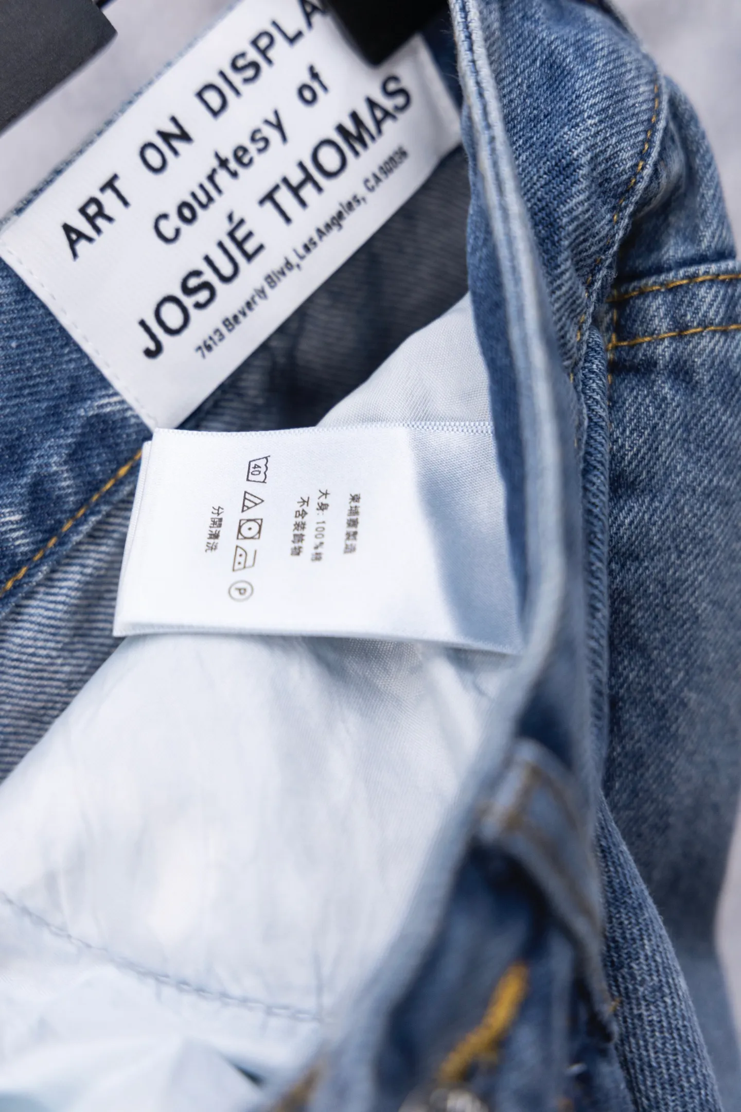 💰270 GALLERY DEPT.25ss new style splash-ink jeans, boot-cut trousers, denim + splash-ink, full of artistic sense! The trouser legs are spliced ​​with denim, creating a layered look, and the words "GALLERY DEPT." are super recognizable✨. High-density denim, wear-resistant and comfortable, perfect for daily wear or street style. Inspired by the classic elements of Helmut Lang, splashing ink is full of three-dimensionality. Pair it with simple tops or HL items to easily get a sense of avant-garde fashion! Gallery Dept. targets the global fashion pioneer group aged 18-35 and positions itself as a "high street art trendy brand". Cultural symbol output: Through endorsements from stars such as Virgil Abloh, Jennie, and Justin Bieber, the brand’s benchmark status in the hip-hop and fashion circles is strengthened. Size: 28-34 Color: Gray Blue